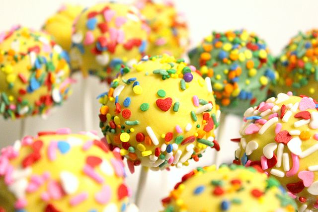 Cake-Pops mit bunten Zuckerstreuseln