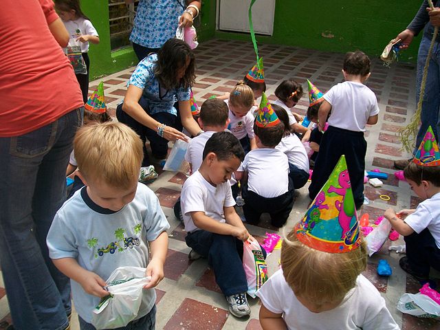 Kinder machen sich über den Inhalt der Pinata her