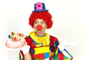 Clown mit Geburtstagstorte Happy Birthday